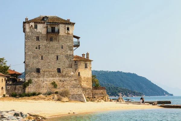 Zonnige uitzicht op toren in Uranopolis bay, Griekenland. — Stockfoto