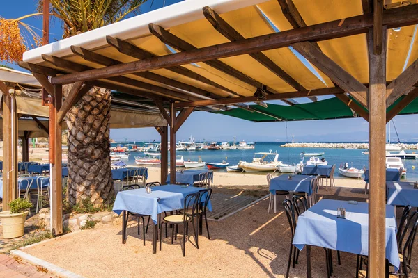 Солнечный вид уличного кафе на побережье Средиземного моря из Неа Фелия, Греция . — стоковое фото