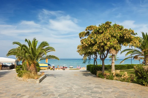 Sunny street ways to the Mediterranean sea in Hanioti village, Halkidiki, Grecia . — Foto de Stock