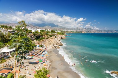 Güneşli Akdeniz görünümünden Nerja, Andalusia Eyaleti, İspanya Avrupa'nın balkonda bakış.