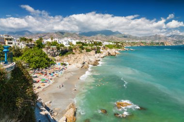 Güneşli Akdeniz görünümünden Nerja, Andalusia Eyaleti, İspanya Avrupa'nın balkonda bakış.
