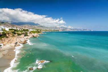 Güneşli Akdeniz görünümünden Nerja, Andalusia Eyaleti, İspanya Avrupa'nın balkonda bakış.