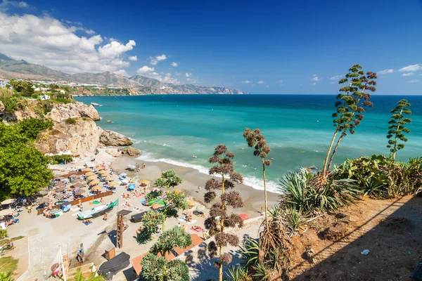 Güneşli Akdeniz görünümünden Nerja, Andalusia Eyaleti, İspanya Avrupa'nın balkonda bakış. — Stok fotoğraf