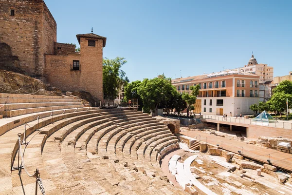 Antik amfi tiyatro Teatro Romano de Malaga Malaga, Andalusia Eyaleti, İspanya güneşli görünümünü.