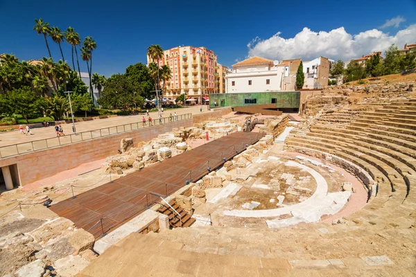 Antik amfi tiyatro Teatro Romano de Malaga Malaga, Andalusia Eyaleti, İspanya güneşli görünümünü.