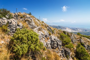 Calamorro dağının tepesinden Costa del Sol'un güneşli manzarası, Benalmadena, Endülüs eyaleti, İspanya.