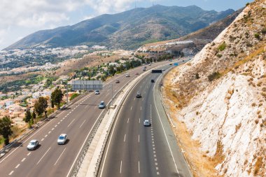 Teleferico kabin Benalmadena havadan güneşli görünümü, Endülüs eyaleti, İspanya.