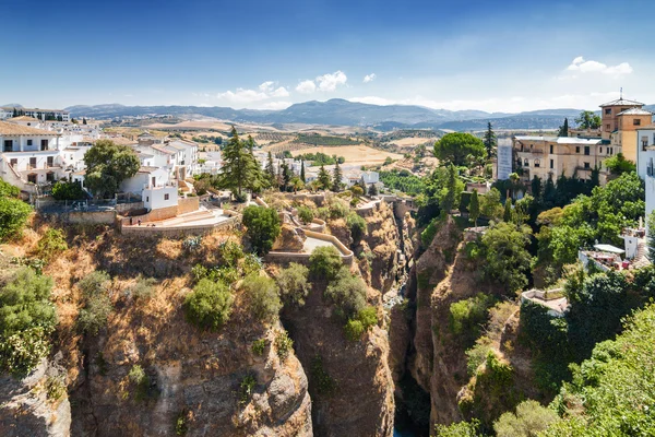 Edificios en la ladera del barranco del Tajo en Ronda, provincia de Málaga, España . —  Fotos de Stock