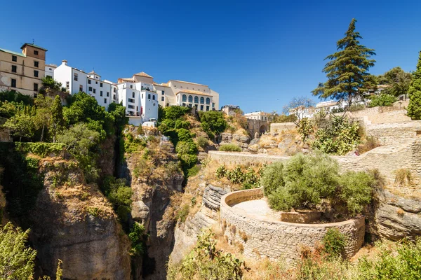 Edificios y mirador en la ladera del barranco del Tajo en Ronda, provincia de Málaga, España . — Foto de Stock