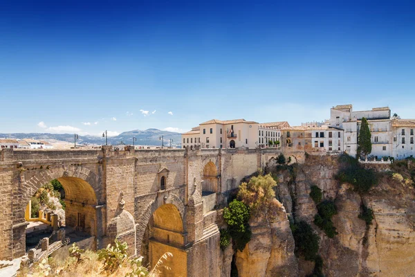 Puente Nuevo e gli edifici sulla scogliera di El Tajo Gorge a Ronda, provincia di Malaga, Spagna . — Foto Stock