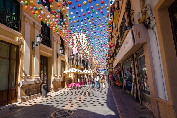 Güneşli fenerler Ronda, İspanya Malaga eyaleti Caddesi üzerinde görünümünü.