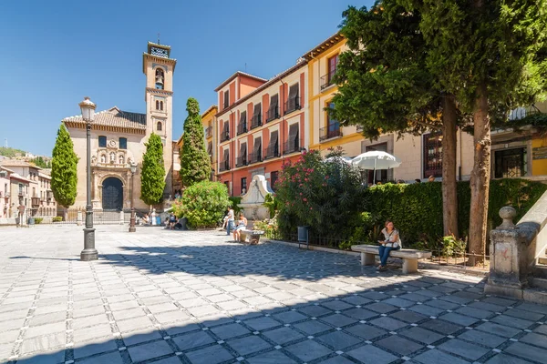 Güneşli görünümünü Meydanı ve sokak Granada, Andalusia Eyaleti, İspanya. — Stok fotoğraf