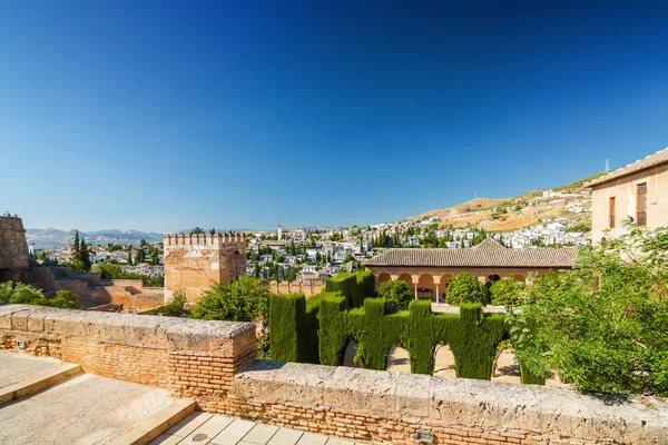 Güneşli görünümünden bakış Bahçe Generalife, Andalusia Eyaleti, İspanya Granada. — Stok fotoğraf