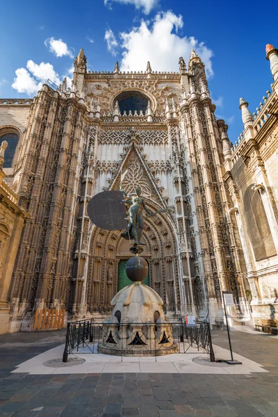 Sculptuur en afrit van de kathedraal en Giralda van Sevilla, de provincie van Andalusië, Spanje. — Stockfoto