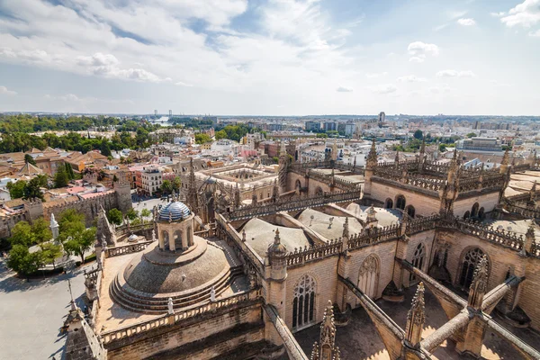 Zonnige uitzicht op innerlijke tuin van kathedraal vanuit oogpunt van de Giralda in Sevilla, de provincie van Andalusië, Spanje. — Stockfoto