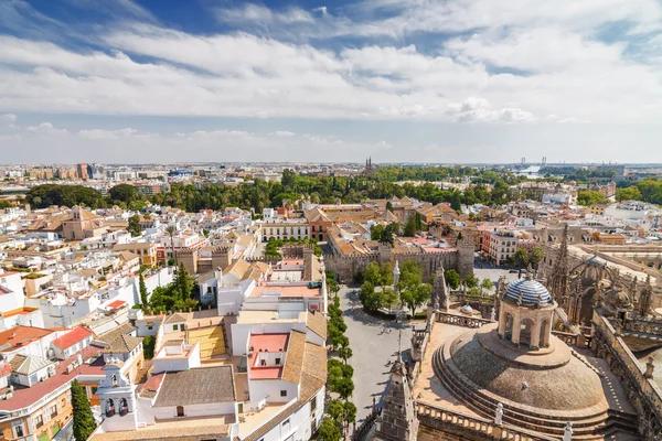 Vista soleggiata di Siviglia dal punto di vista della Giralda, provincia di Andalusia, Spagna . — Foto Stock