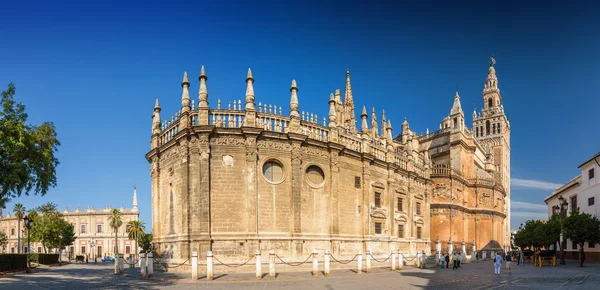 Zonnige panoramisch uitzicht kathedraal en Giralda in Sevilla, de provincie van Andalusië, Spanje. — Stockfoto