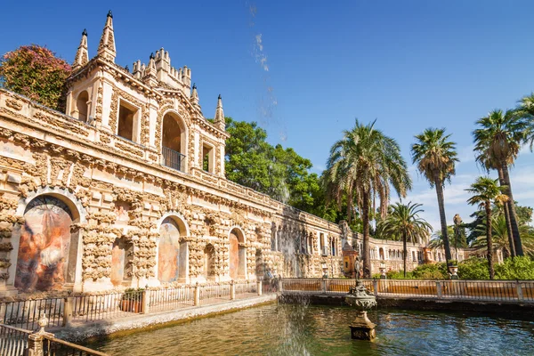 Palacio del Alcázar - Piscina de mercurio en Sevilla, Andalucía provincia, España . — Foto de Stock