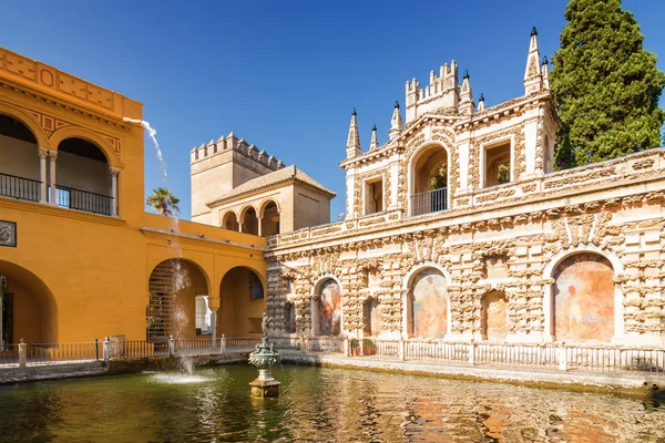 Koninklijk Paleis van Sevilla-Mercury zwembad in Sevilla, de provincie van Andalusië, Spanje. — Stockfoto