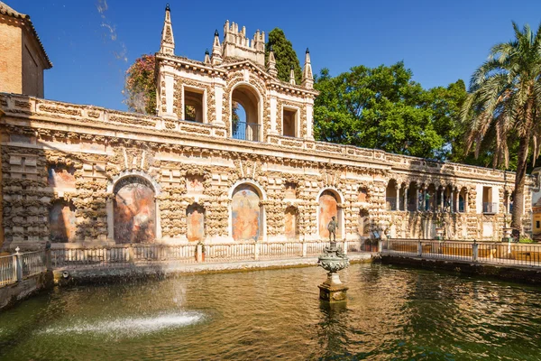 Palacio del Alcázar - Piscina de mercurio en Sevilla, Andalucía provincia, España . — Foto de Stock