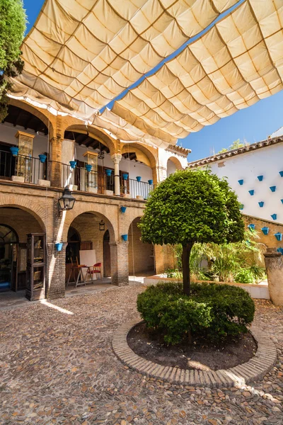 İç tipik İspanyol Endülüs avlusu (patio), Andalusia il.