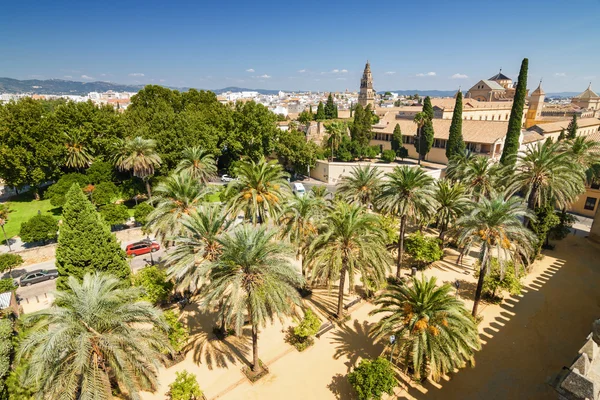 Solig utsikt över Cordoba tanke på Alcazar, provinsen Andalusien, Spanien. — Stockfoto