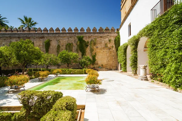 Çeşme ve bahçeleri Alcazar de Los Cristianos, Reyes Cordoba, Andalusia Eyaleti, İspanya — Stok fotoğraf