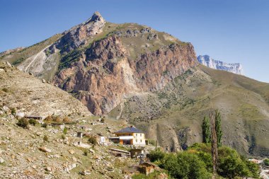 Kuzey Kafkasya, Kabardino-Balkaria, Rusya 'daki Eltyulbyu köyü yakınlarındaki güzel dağların ve nehrin güneşli manzarası.