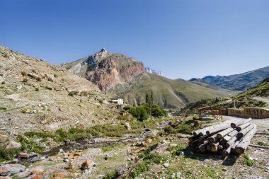 Kuzey Kafkasya, Kabardino-Balkaria, Rusya 'daki Eltyulbyu köyü yakınlarındaki güzel dağların ve nehrin güneşli manzarası.