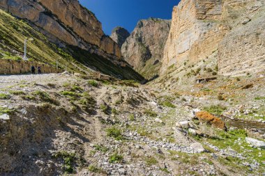 Kuzey Kafkasya, Kabardino-Balkaria, Rusya 'daki Eltyulbyu köyü yakınlarındaki güzel dağların ve nehrin güneşli manzarası.