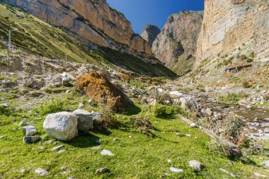 Kuzey Kafkasya, Kabardino-Balkaria, Rusya 'daki Eltyulbyu köyü yakınlarındaki güzel dağların ve nehrin güneşli manzarası.