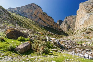 Kuzey Kafkasya, Kabardino-Balkaria, Rusya 'daki Eltyulbyu köyü yakınlarındaki güzel dağların ve nehrin güneşli manzarası.
