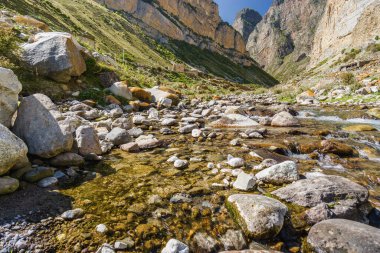 Kuzey Kafkasya, Kabardino-Balkaria, Rusya 'daki Eltyulbyu köyü yakınlarındaki güzel dağların ve nehrin güneşli manzarası.