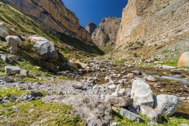 Kuzey Kafkasya, Kabardino-Balkaria, Rusya 'daki Eltyulbyu köyü yakınlarındaki güzel dağların ve nehrin güneşli manzarası.