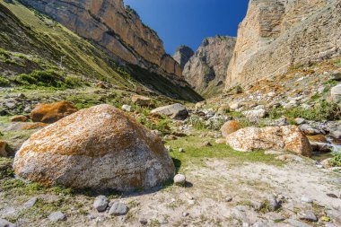 Kuzey Kafkasya, Kabardino-Balkaria, Rusya 'daki Eltyulbyu köyü yakınlarındaki güzel dağların ve nehrin güneşli manzarası.