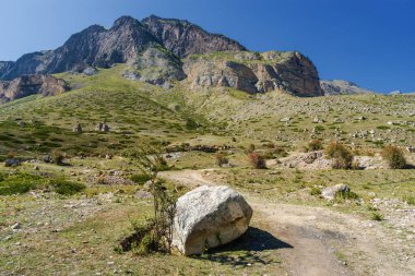 Kuzey Kafkasya, Kabardino-Balkaria, Rusya 'daki Eltyulbyu köyü yakınlarındaki güzel dağların ve nehrin güneşli manzarası.