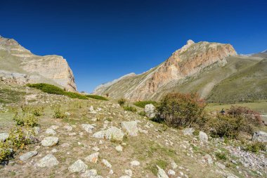 Kuzey Kafkasya, Kabardino-Balkaria, Rusya 'daki Eltyulbyu köyü yakınlarındaki güzel dağların ve nehrin güneşli manzarası.