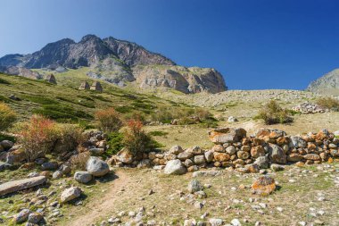 Kuzey Kafkasya, Kabardino-Balkaria, Rusya 'daki Eltyulbyu köyü yakınlarındaki güzel dağların ve nehrin güneşli manzarası.