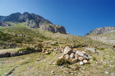 Kuzey Kafkasya, Kabardino-Balkaria, Rusya 'daki Eltyulbyu köyü yakınlarındaki güzel dağların ve nehrin güneşli manzarası.