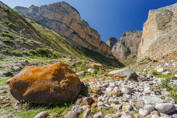 Solig Utsikt Över Vackra Berg Och Floden Nära Eltyulbyu Byn — Stockfoto