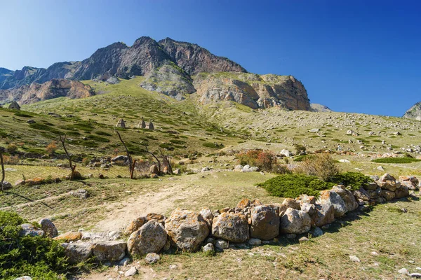 Vue Ensoleillée Sur Les Belles Montagnes Rivière Près Village Eltyulbyu — Photo