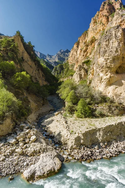 Vista Soleada Las Hermosas Montañas Río Cerca Del Pueblo Eltyulbyu — Foto de Stock