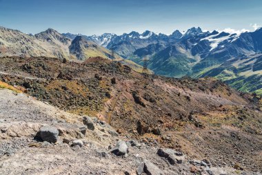 Terskol köyünün güneşli manzarası Elbrus Dağı, Kuzey Kafkasya, Kabardino-Balkaria, Rusya.