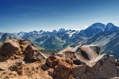 Terskol köyünün güneşli manzarası Elbrus Dağı, Kuzey Kafkasya, Kabardino-Balkaria, Rusya.