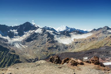 Terskol köyünün güneşli manzarası Elbrus Dağı, Kuzey Kafkasya, Kabardino-Balkaria, Rusya.