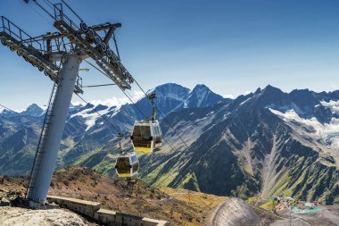 Terskol köyünün güneşli manzarası Elbrus Dağı, Kuzey Kafkasya, Kabardino-Balkaria, Rusya.