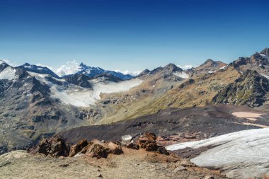 Terskol köyünün güneşli manzarası Elbrus Dağı, Kuzey Kafkasya, Kabardino-Balkaria, Rusya.