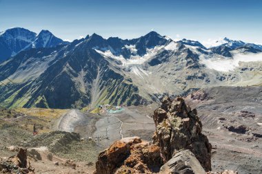 Terskol köyünün güneşli manzarası Elbrus Dağı, Kuzey Kafkasya, Kabardino-Balkaria, Rusya.
