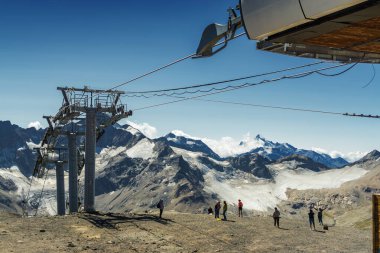 Terskol köyünün güneşli manzarası Elbrus Dağı, Kuzey Kafkasya, Kabardino-Balkaria, Rusya.