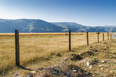 Elbrus Dağı, Kuzey Kafkasya, Kabardino-Balkaria, Rusya 'dan çok uzak olmayan güneşli bir sabah manzarası..